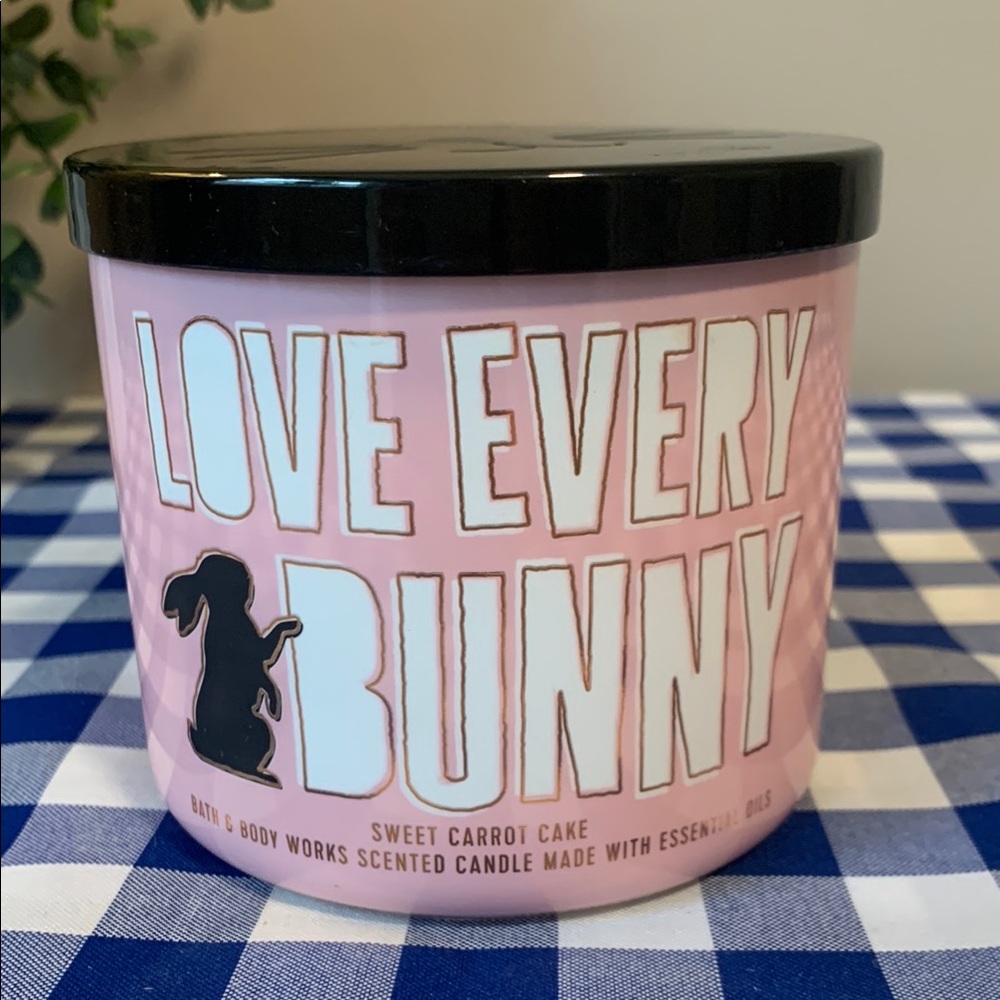 Bath & Body Works Sweet Carrot Cake Love Every Bunny Scented Candle